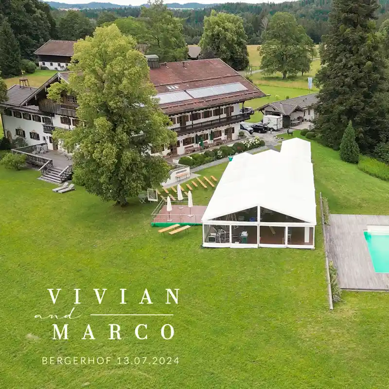 der Bergerhof mit Vorbereitungen einer Hochzeit