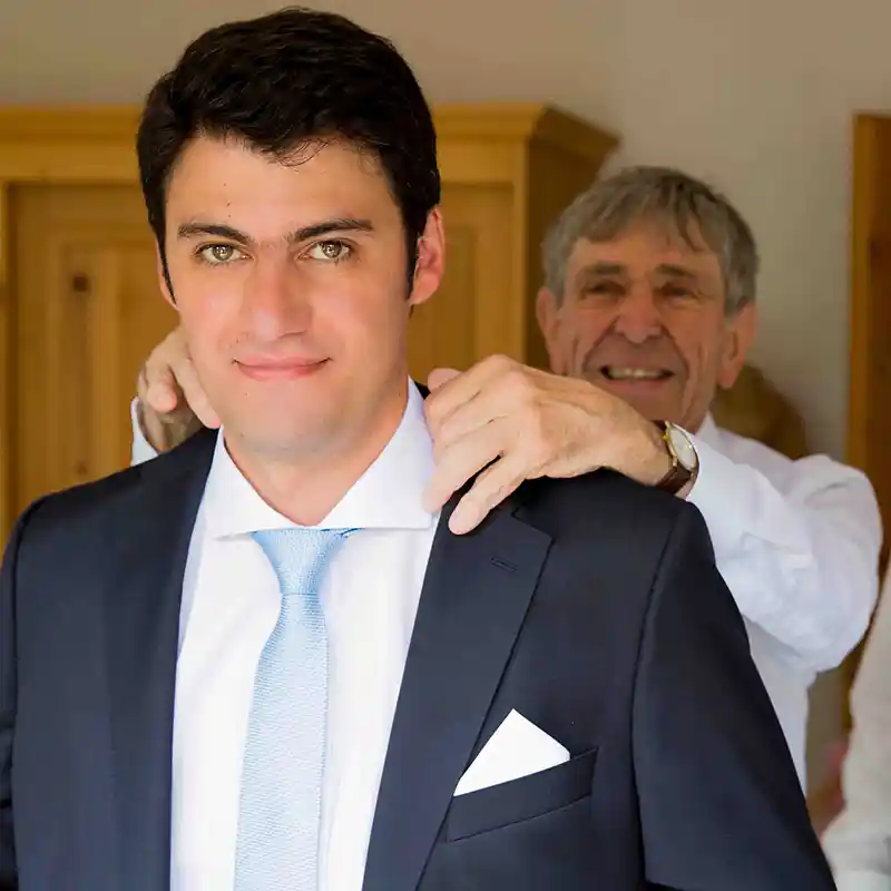 Getting Ready Brautvater zieht den Bräutigam an.