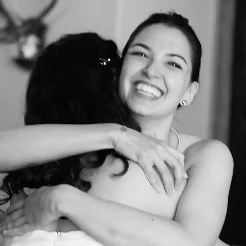 Herzliche Umarmung mit der Braut, schwarz-weiss