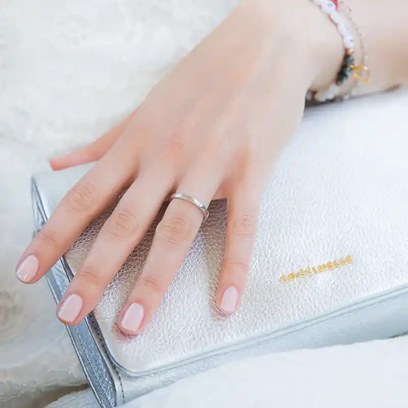 Ehering an der Hand einer Braut.