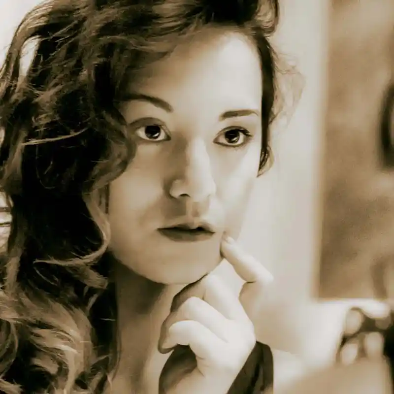 Braut betrachtet sich im Spiegel