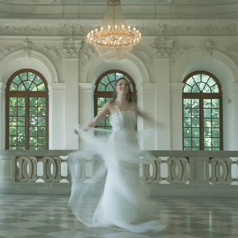 Eine Braut tanzt in einem Schloss.
