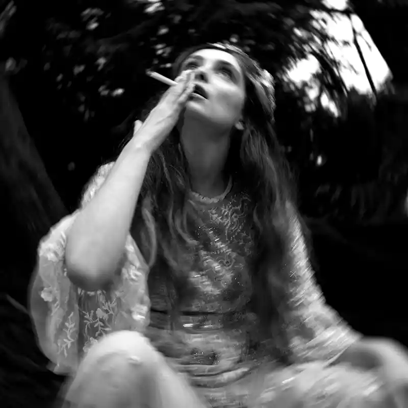 eine Braut macht eine Pause und raucht eine Zigarette als schwarz-weiss Bild