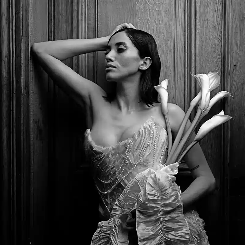 Braut mit Lilien in schwarz-weiss.