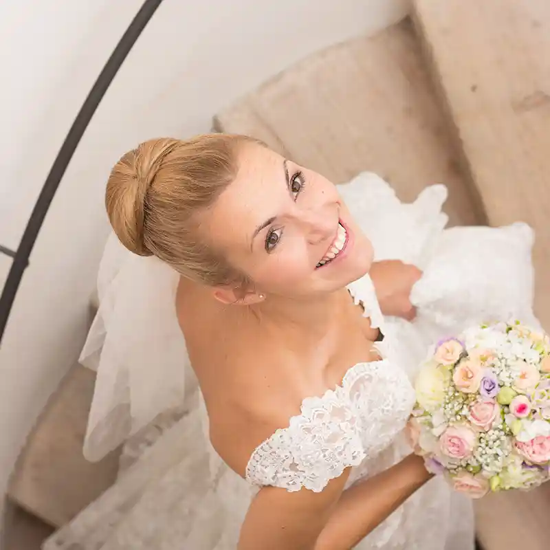 Strahlende Braut auf einer Treppe