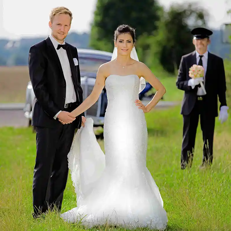 Brautpaar mit Chauffeur