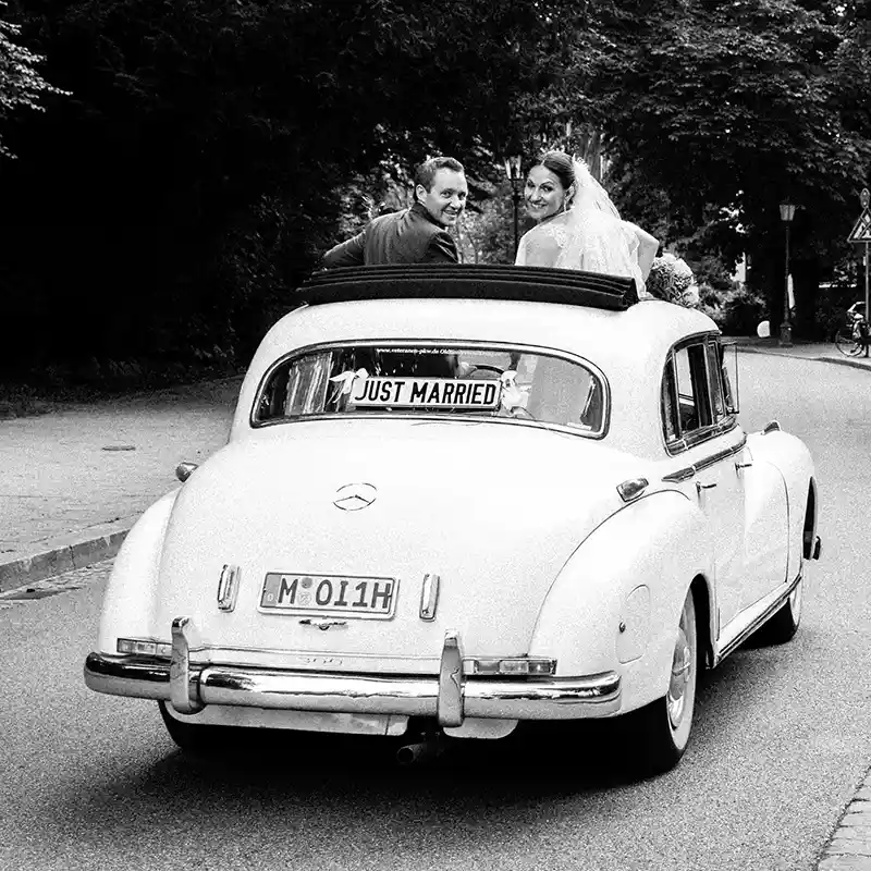 Just Married, Brautpaar im Hochzeitsauto