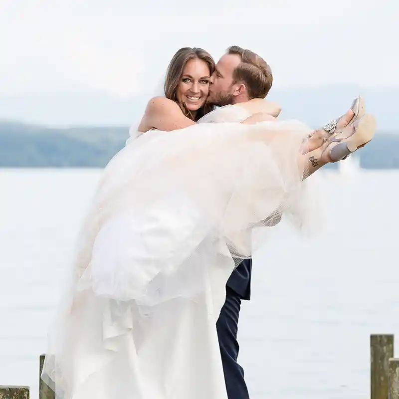 küssendes Brautpaar am Starnberger See
