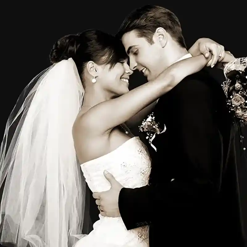 ein sich umarmbendes Brautpaar