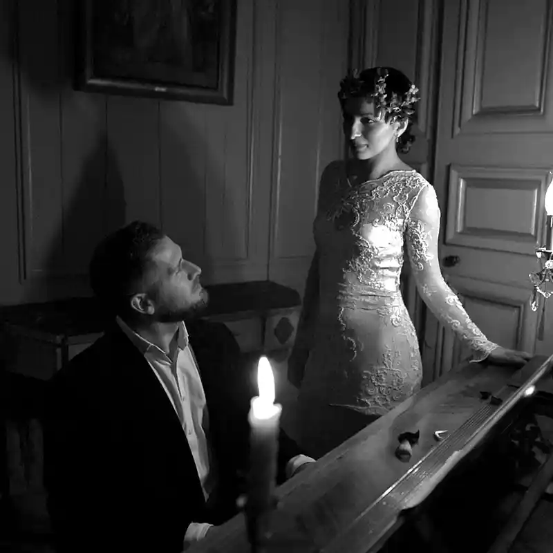 Braut und Bräutigam am Klavier