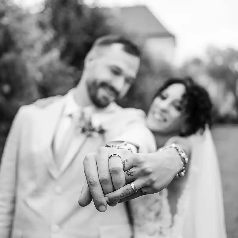 Brautpaar zeigt ihre Ringe