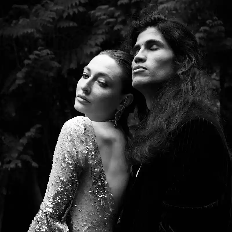 possierendes Liebspaar in schwaz-weiss