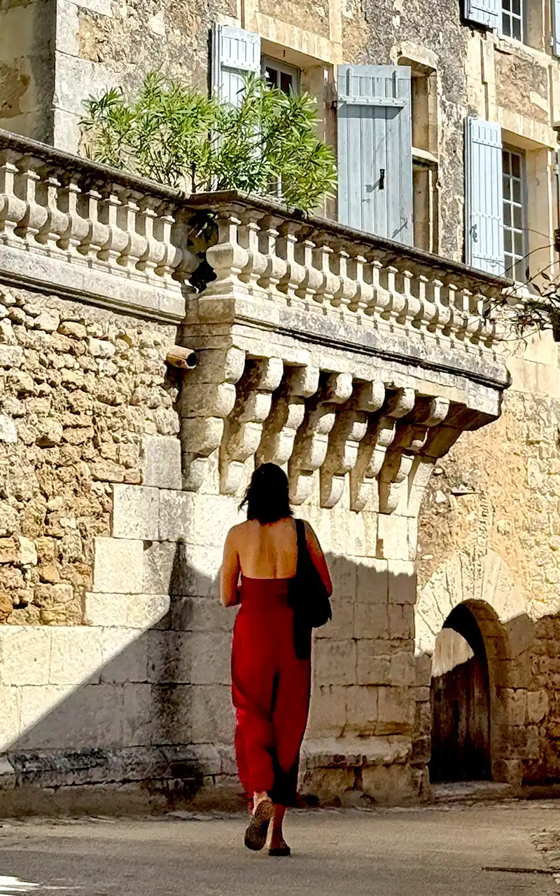 Carolin Bohn in einer alten italienischen Stadt