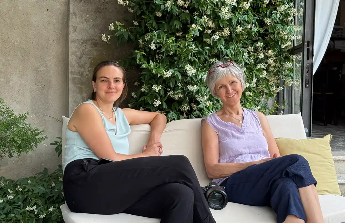 Carolin Bohn und Sabine Fröhlich sitzen gemeinsam auf einem Sofa
