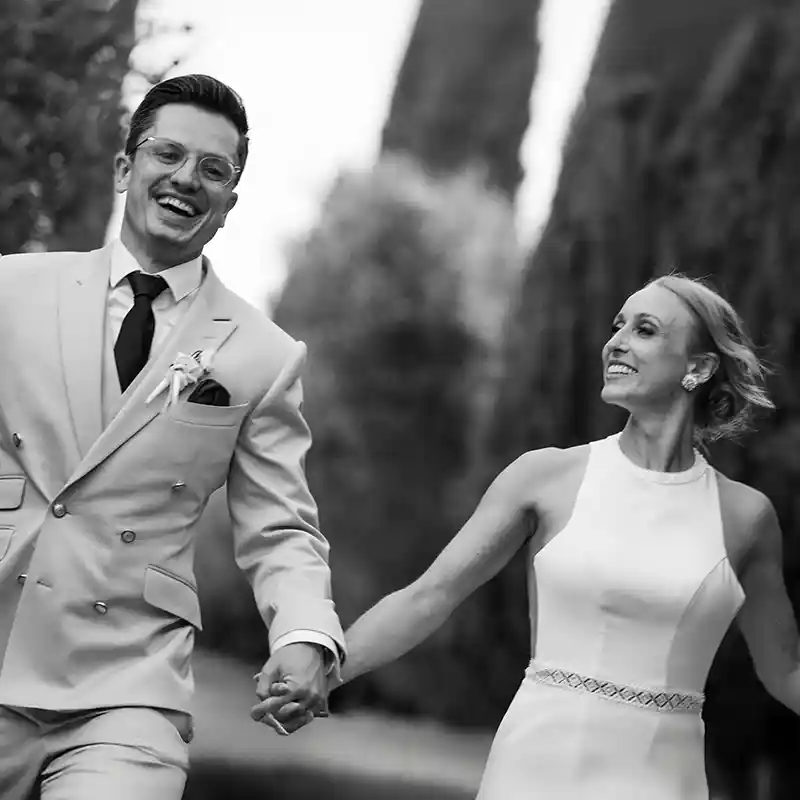 ein strahlendes Hochzeitspaar am Gardasee