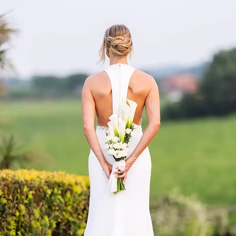 Braut mit Blumen von hinten