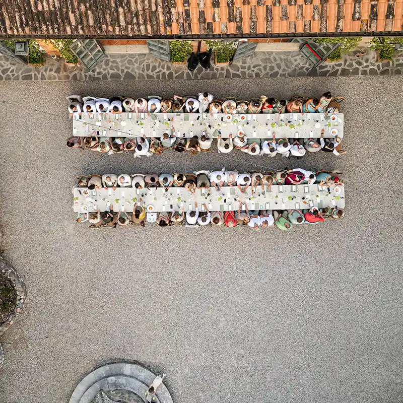 Ein Hochzeitsgesllschaft im Innenhof eines italienischen Gutshofes von Oben