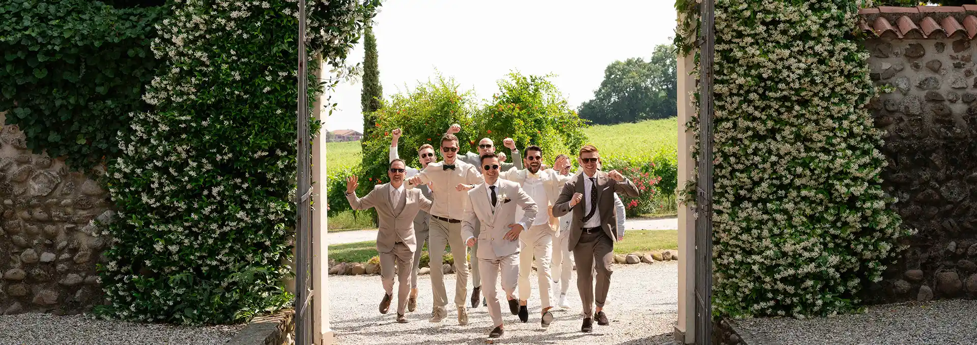 Der Brautigam stürmt mit seinen FReunden auf ein Landgut in Italien