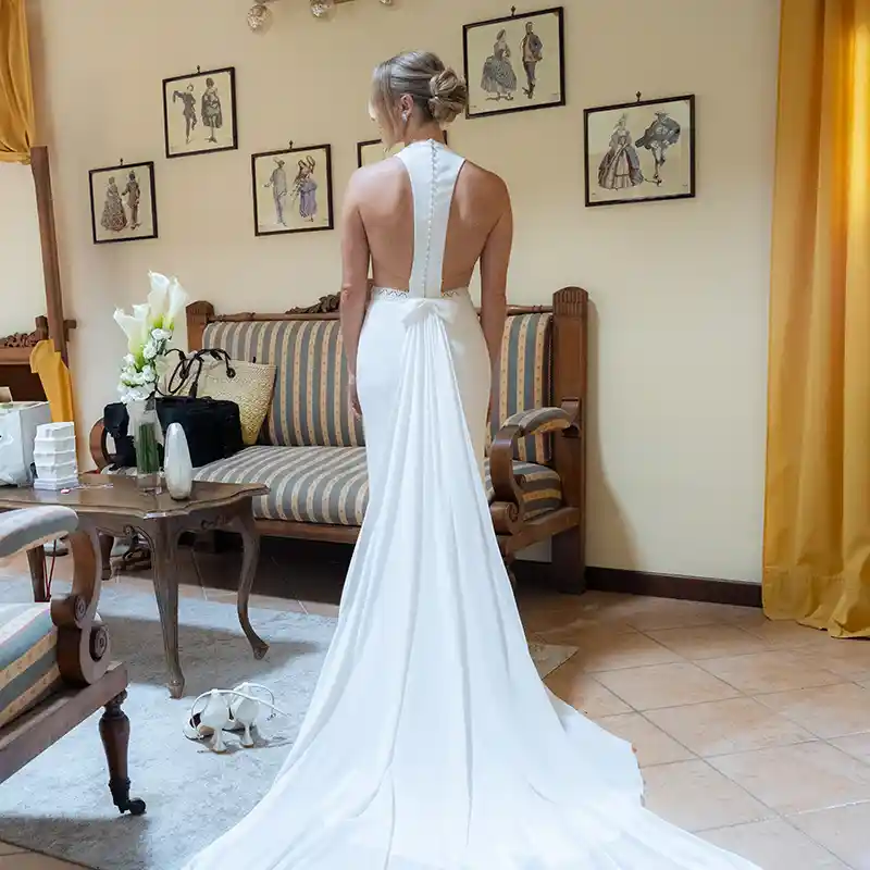 Braut in einem eleganten Brautkleid