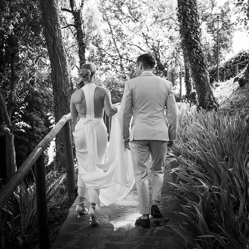 Brautpaar auf dem Weg zur Zeremonie