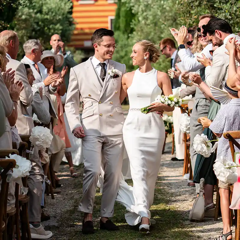 Ein frisch vermähltes Brautpaar am Gardasee