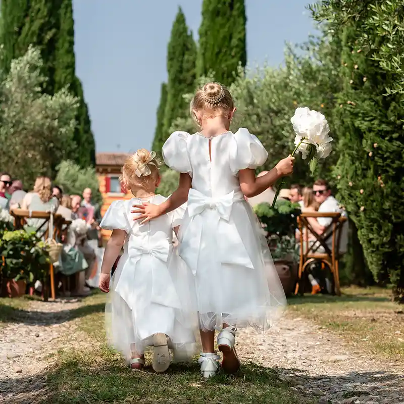 Blumenmädchen auf einer Hochzeit