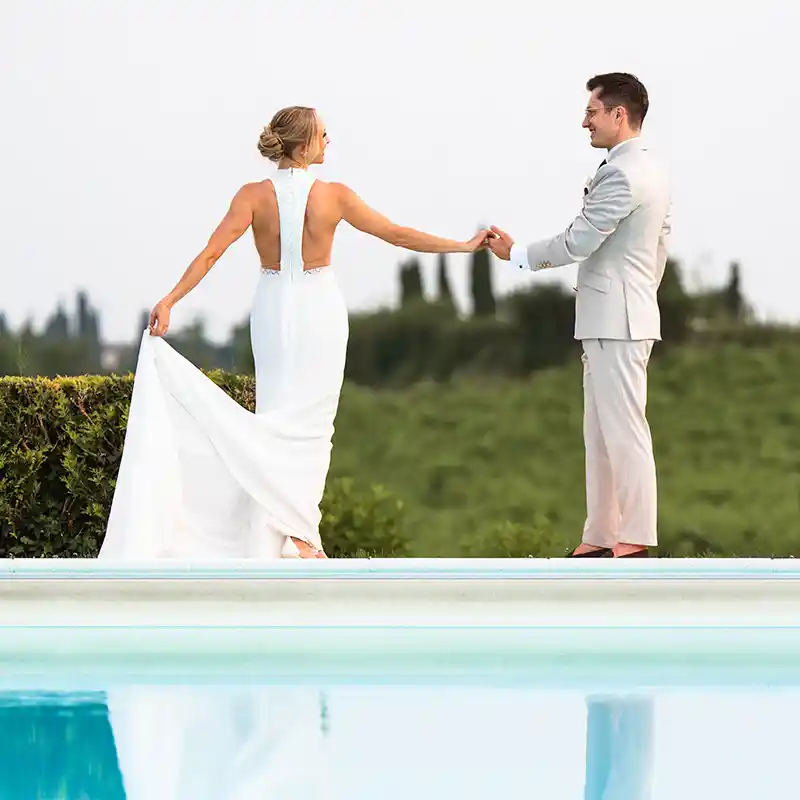 elegantes Brautpaar am Pool