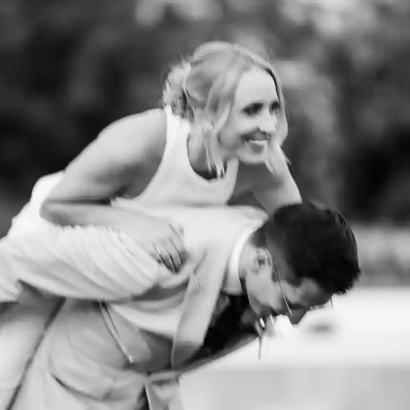 herumbalberndes Brautpaar in schwarz-weiss