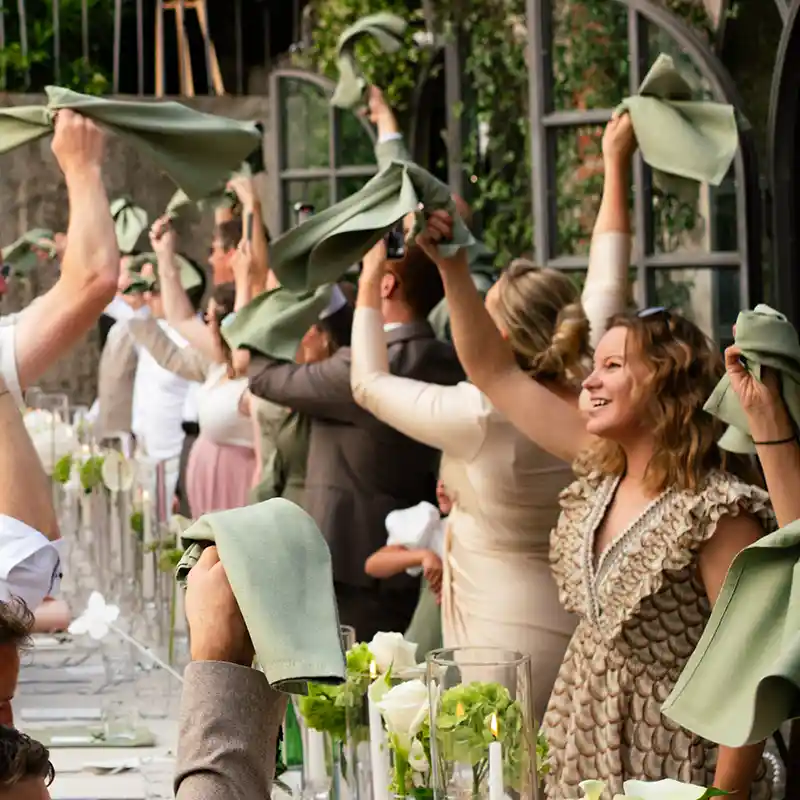 Jubelnde Hochzeitsgäste die Servetten schwingen