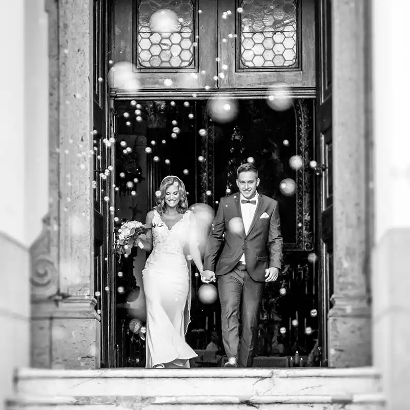 Ein frisch vermähltes Brautpaar tritt aus der Kirche