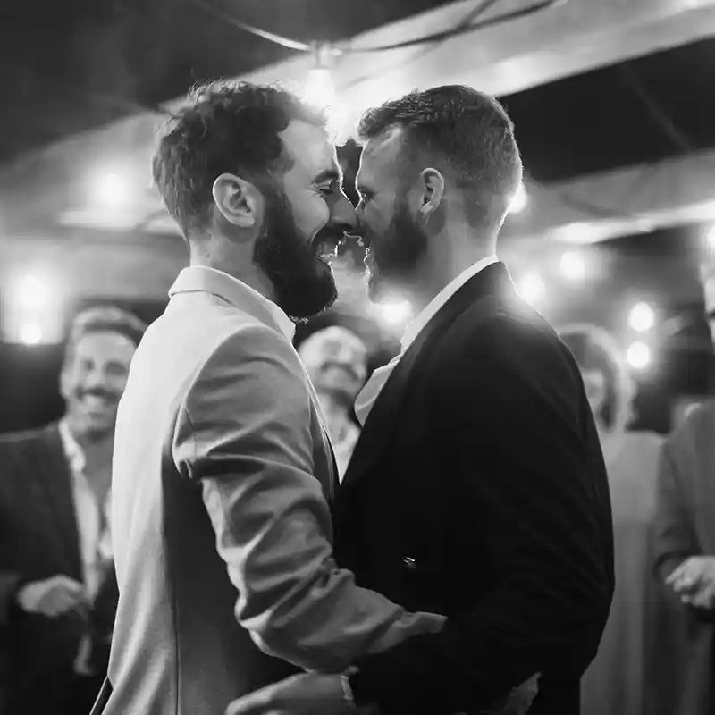 Zwei verliebte Männer auf der Tanzfläche