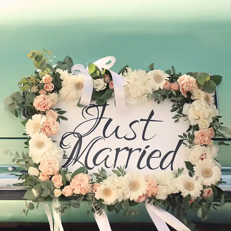Just Married Schild mit Blumen umrandet