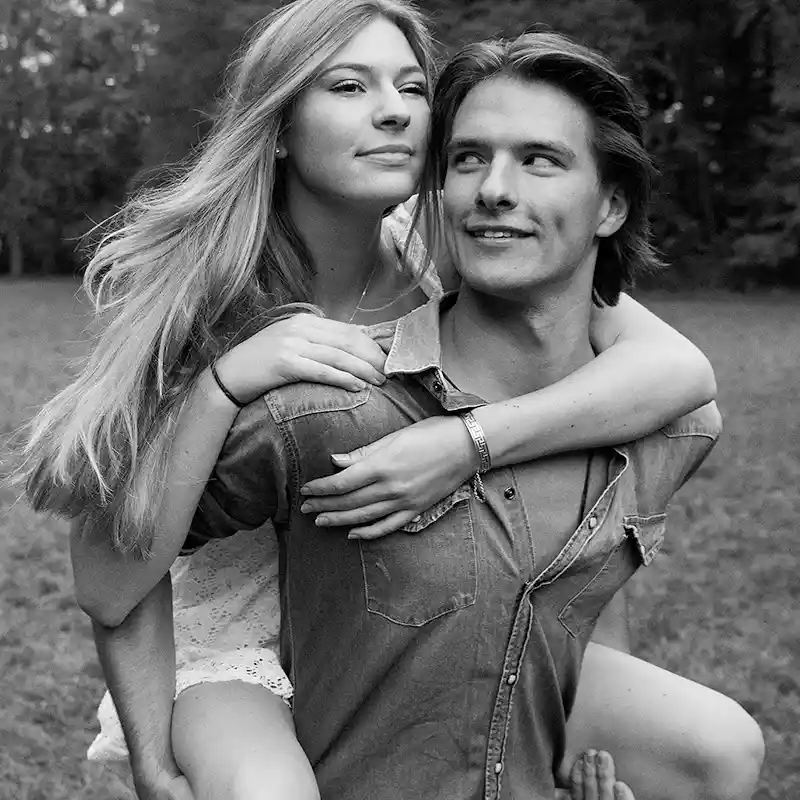 Liebespaar als schwarz-weiss Foto