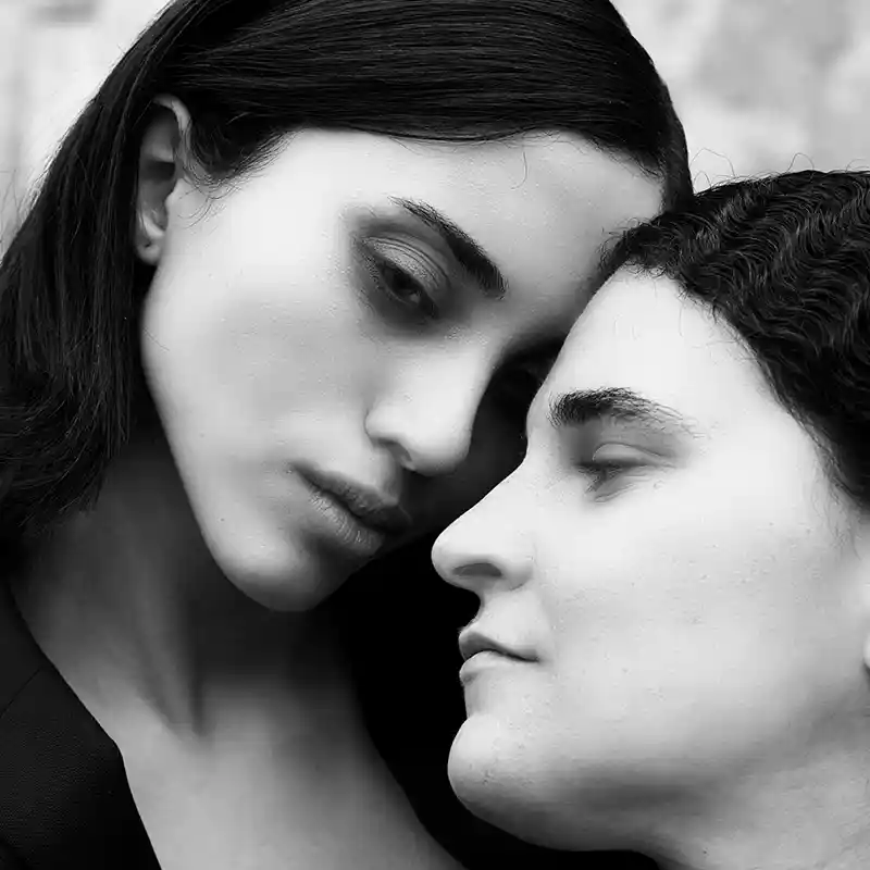 zwei sich liebendvoll ansehende Frauen