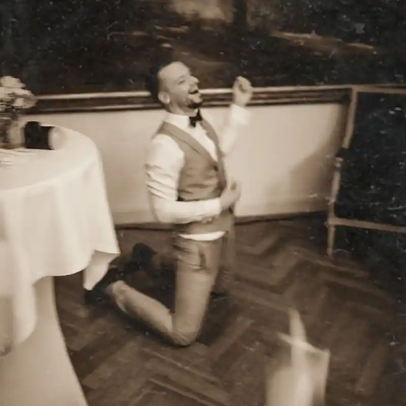 Bräutigam tanzt auf der Tanzfläche