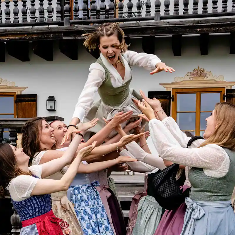 Brautjunfern lassen die Braut hochfliegen