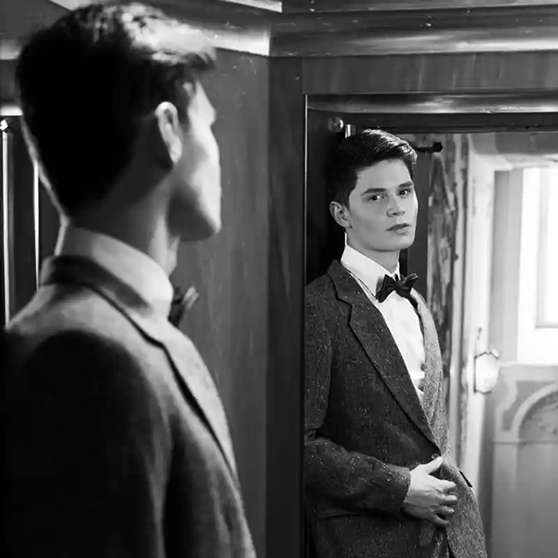 Bräutigam betrachtet sich im Spiegel