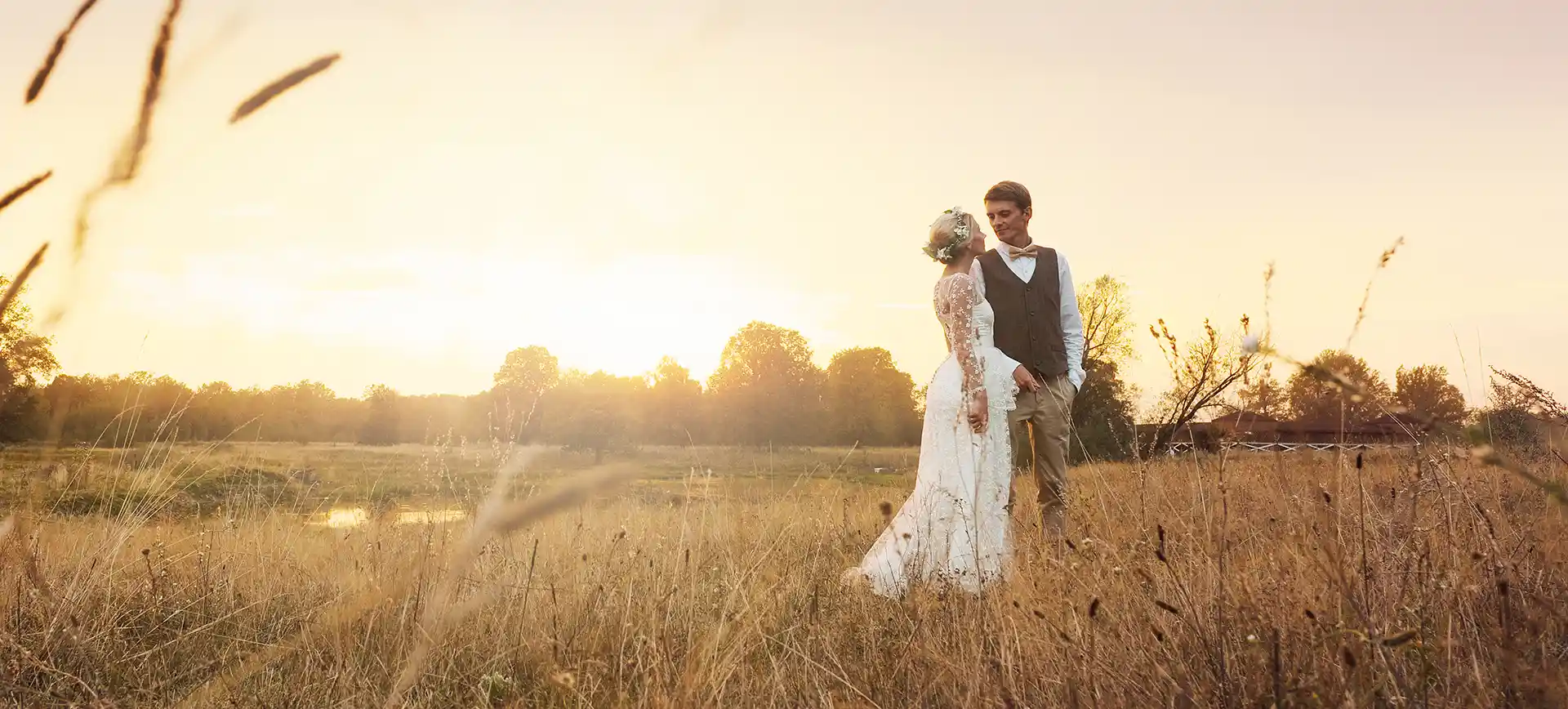 Brautpaar im Sonnenuntergang