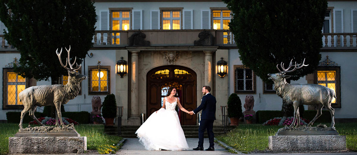 Ein Brautpaar tanzt vor dem Schloss Höhenried am Starnberger See.